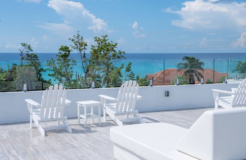 West Bay Condominio | 7 Mile Beach Penthouse with Pool View and Rooftop