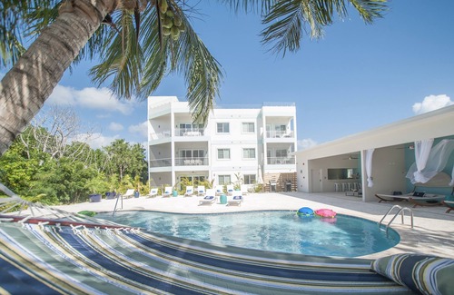 West Bay Condominio | 7 Mile Beach Penthouse with Pool View and Rooftop