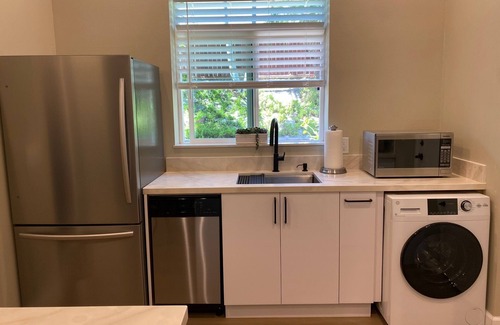 Torrey Highlands Apartamento | 7-Mile to Del Mar Beach, Private Studio, AC, Full Kitchen, In-Unit Washer/Dryer