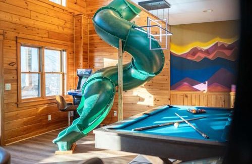 Wolf Laurel Casa | 7 Min From Hatley Pointe Views HotTub Fire Pit