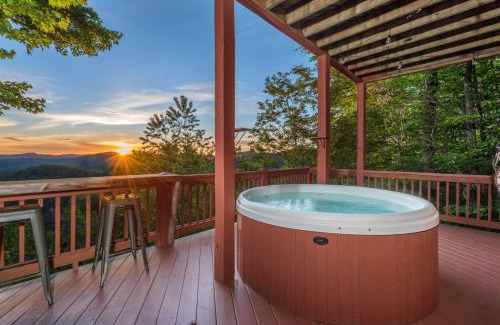 Wolf Laurel Casa | 7 Min From Hatley Pointe Views HotTub Fire Pit