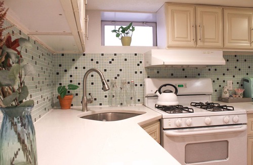 Queens Casa | 7 Min to Train- New Modern Lower-Level Studio-20 Min to Manhattan