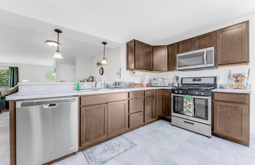 Star City Casa | *7 Min to WVU*Private Deck*Game Room*Full Kitchen*W/D