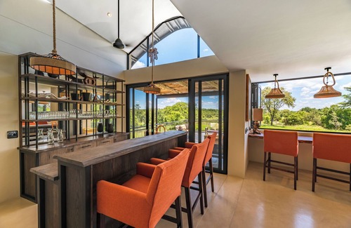 Belfast Villa | 7 mins to Kruger National Park. Secure, luxury family villa overlooking the Park