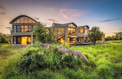 Belfast Villa | 7 mins to Kruger National Park. Secure, luxury family villa overlooking the Park