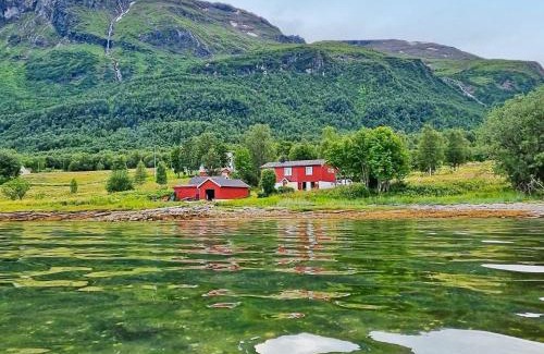 Lenvik Casa | 7 person holiday home in Rossfjordstraumen