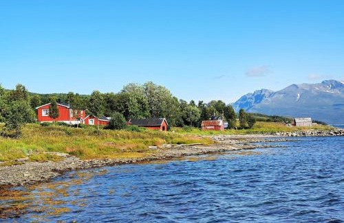 Lenvik Casa | 7 person holiday home in Rossfjordstraumen