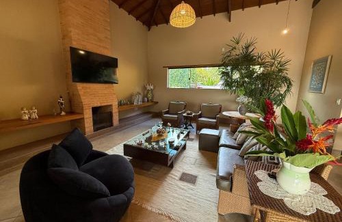 Ibiraci Casa | 7 QUARTOS, sendo 6 SUÍTES, PISCINA AQUECIDA borda infinita na REPRESA de DELFINÓPOLIS