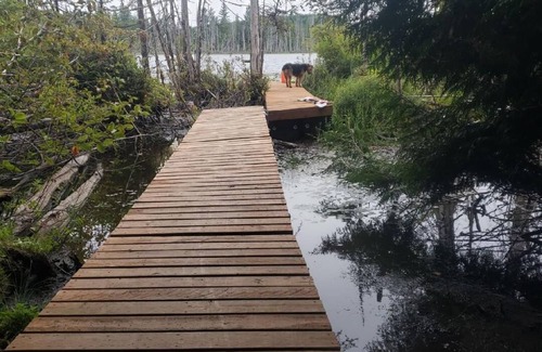 Forks Casa | 70's Vibes on a Wilderness Lake