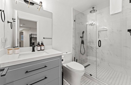 Bayview Casa | 700+Mbps Wifi | Downstairs Space | Backyard BBQ
