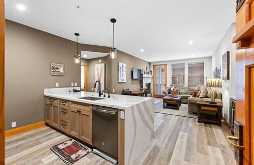 Olympic Valley Condominio | 700 | Premium 2BD - King, Doubles, A/C + Pool