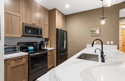 Olympic Valley Condominio | 700 | Premium 2BD - King, Doubles, A/C + Pool