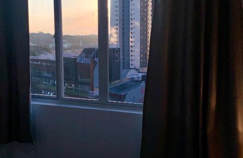 Bigorrilho Apartamento | 707- Apartamento Encantador, amplo e decorado, quarto, sala, cozinha, mobiliario moderno, cozinha completa com utensílios , Excelente vista da cidade e localização privelegiada no bairro Bigorrilho