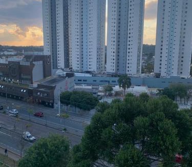 Bigorrilho Apartamento | 707- Apartamento Encantador, amplo e decorado, quarto, sala, cozinha, mobiliario moderno, cozinha completa com utensílios , Excelente vista da cidade e localização privelegiada no bairro Bigorrilho