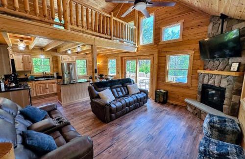 Bethlehem Casa | 73R 73R Brand new log home on quiet side