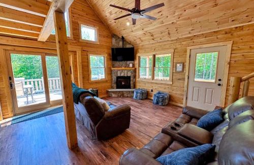 Bethlehem Casa | 73R 73R Brand new log home on quiet side