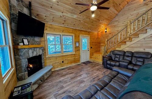 Bethlehem Casa | 73R 73R Brand new log home on quiet side