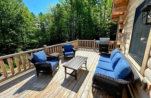 Bethlehem Casa | 73R 73R Brand new log home on quiet side