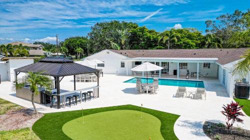 Palma Sola Casa | 75 Palms! Sleeps 23! Luxury 1 acre lot Pool and Spa, Putting Green & Game Room!