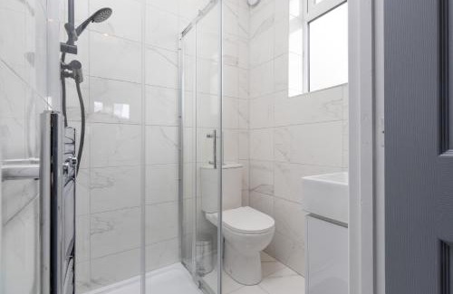 Coventry Casa | 7BR, 7 En-suite, Free Parking, WiFi , Sleeps 14