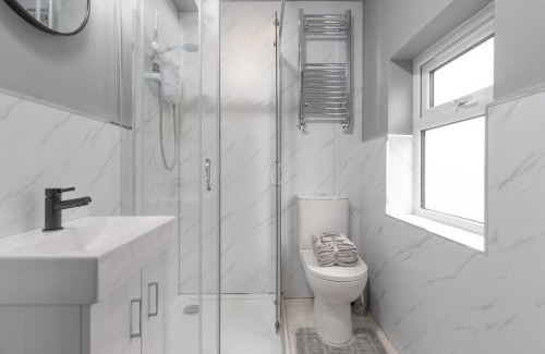 Coventry Casa | 7BR, 7 En-suite, Free Parking, WiFi , Sleeps 14