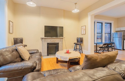 Lake View East Casa | 7BR Apartment City Escape Near Cubs + Laundry Ready