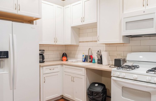 Lake View East Casa | 7BR Apartment City Escape Near Cubs + Laundry Ready