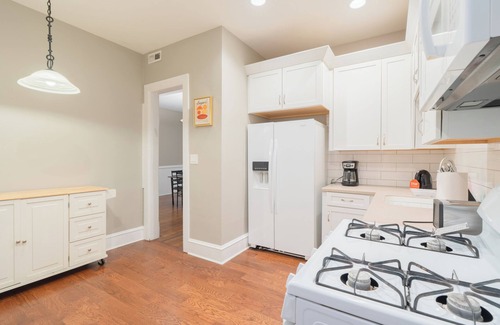 Lake View East Casa | 7BR Apartment City Escape Near Cubs + Laundry Ready