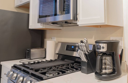 Lake View East Casa | 7BR Apartment City Escape Near Cubs + Laundry Ready