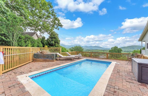 Asheville Villa | 7br Asheville Mansion, Views, Pool, Full Spa, Hot Tub, Gameroom - close to DownT