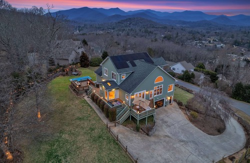 Asheville Villa | 7br Asheville Mansion, Views, Pool, Full Spa, Hot Tub, Gameroom - close to DownT