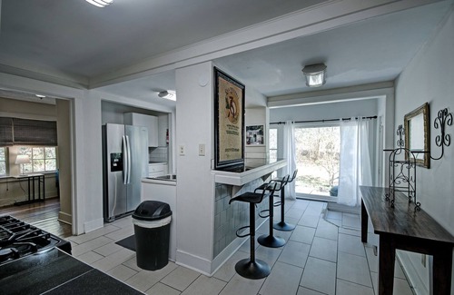 Jackson Casa | 7BR City Retreat Smart TVs, BBQ & Near Belhaven
