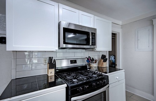 Jackson Casa | 7BR City Retreat Smart TVs, BBQ & Near Belhaven