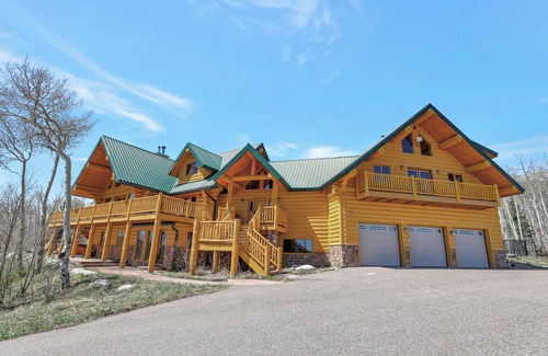 Hartsel Casa | 7BR Mountain Retreat ~ Hot Tub ~ Epic Mtn Views ~ Game Room ~ Wood Fireplaces