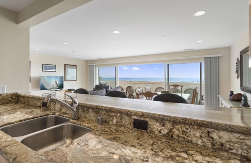 Balboa Peninsula Condominio | 7BR Oceanfront Retreat | Coveted Pier-to-Pier Location | Walk to it All