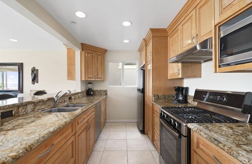 Balboa Peninsula Condominio | 7BR Oceanfront Retreat | Coveted Pier-to-Pier Location | Walk to it All