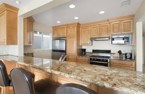 Balboa Peninsula Condominio | 7BR Oceanfront Retreat | Coveted Pier-to-Pier Location | Walk to it All