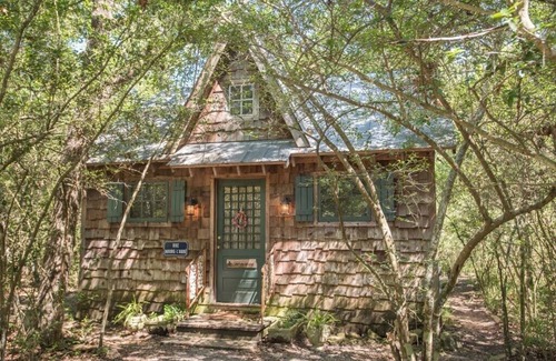 Wellborn Cabina | 7F Lodge - France Chateau w/Jacuzzi Tub and Breakfast