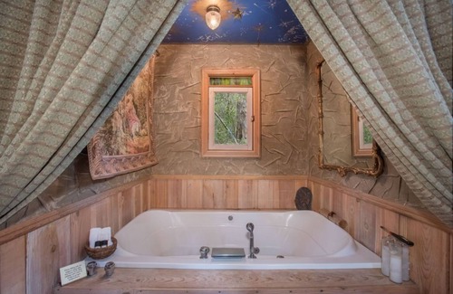 Wellborn Cabina | 7F Lodge - France Chateau w/Jacuzzi Tub and Breakfast