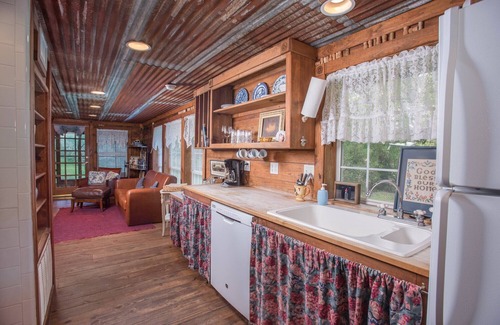 Wellborn Cabina | 7F Lodge - Hill Country Lodge - Country Living w/Jacuzzi Tub and Fire Pit and Breakfast