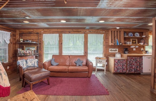 Wellborn Cabina | 7F Lodge - Hill Country Lodge - Country Living w/Jacuzzi Tub and Fire Pit and Breakfast