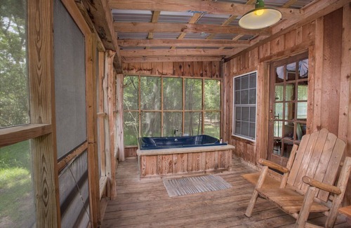 Wellborn Cabina | 7F Lodge - Hill Country Lodge - Country Living w/Jacuzzi Tub and Fire Pit and Breakfast