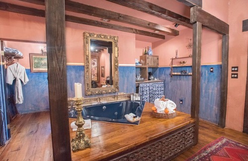 Wellborn Cabina | 7F Lodge - Spain Spanish Hacienda Splendor w/Jacuzzi Tub and Breakfast