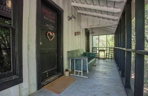Wellborn Cabina | 7F Lodge - Sugar Shack It's a Juke Joint, Baby w/Jacuzzi Tub and Breakfast