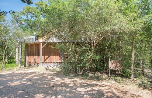 Wellborn Cabina | 7F Lodge - The Barn A Secluded Western Style Place w/Jacuzzi Tub and Breakfast
