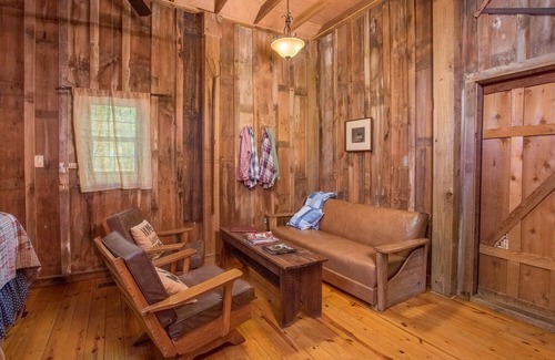 Wellborn Cabina | 7F Lodge - The Barn A Secluded Western Style Place w/Jacuzzi Tub and Breakfast