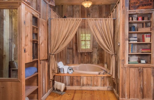 Wellborn Cabina | 7F Lodge - The Barn A Secluded Western Style Place w/Jacuzzi Tub and Breakfast