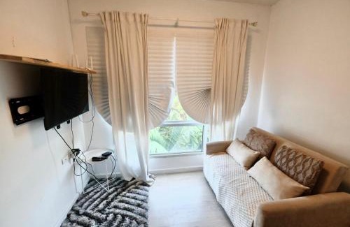 Lat Krabang Apartamento | 7min BKK airport - free pick up - malls nearby