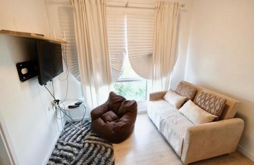 Lat Krabang Apartamento | 7min BKK airport - free pick up - malls nearby