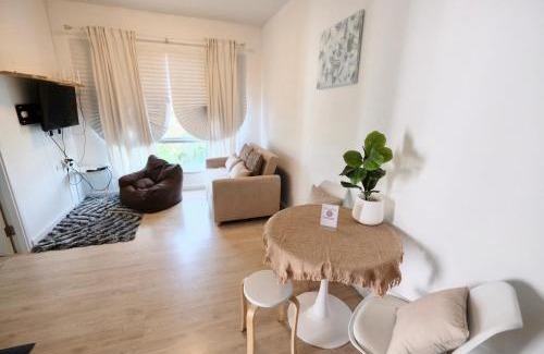 Lat Krabang Apartamento | 7min BKK airport - free pick up - malls nearby